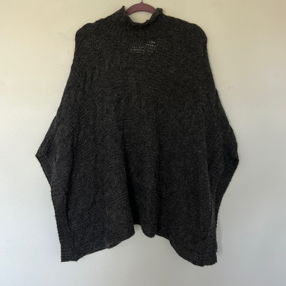Simply Natural Designs poncho/cape. Dark gray knit, 100% baby alpaca. Beautiful! - Picture 3 of 6